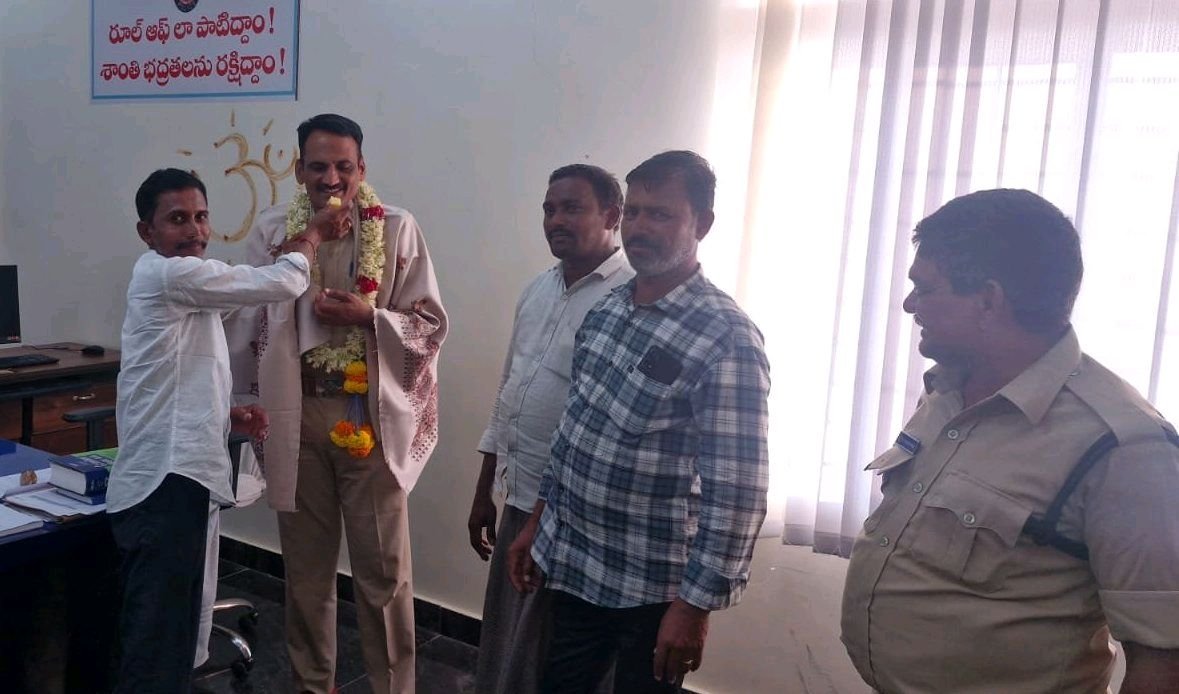 SI సార్ ను మర్యాదపూర్వకంగా కలిసిన కోమటిపేట వాసులు