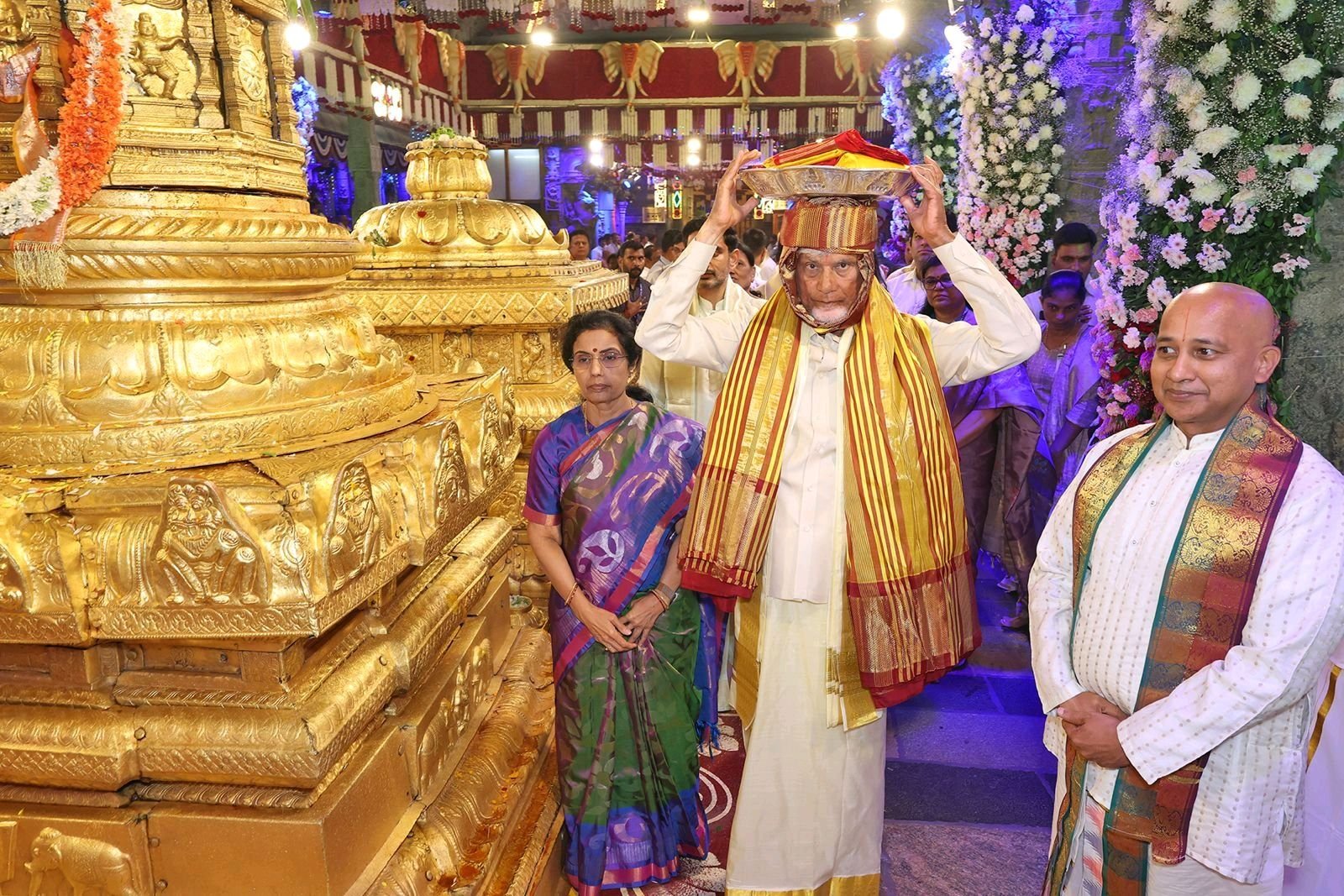 శ్రీవారికి పట్టువస్త్రాలు చంద్రబాబు నాయుడు