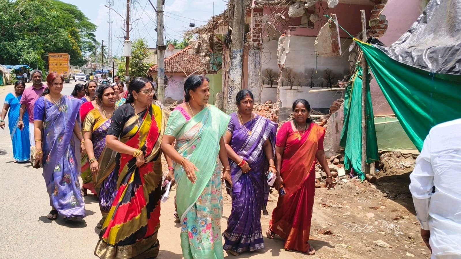 సర్పంచ్ లావణ్య కుటుంబానికి అండగా మహిళా నేతలు..!