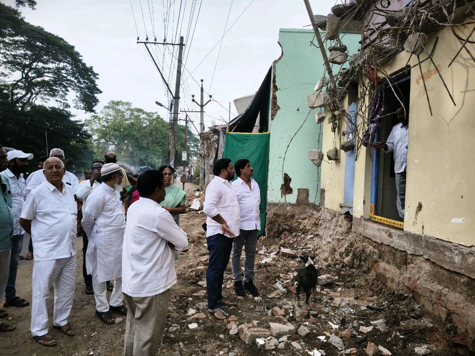 సర్పంచ్ లావణ్య కుటుంబానికి అండగా వైఎస్ఆర్ సీపీ నేతలు..!