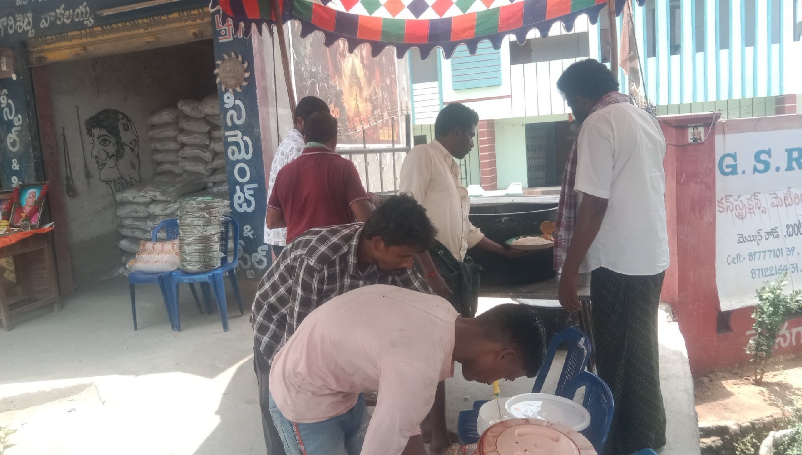 పేదలకు, డైలీ కూలీలకు అన్నదానం చేసిన వ్యాపారవేత్త GSR
