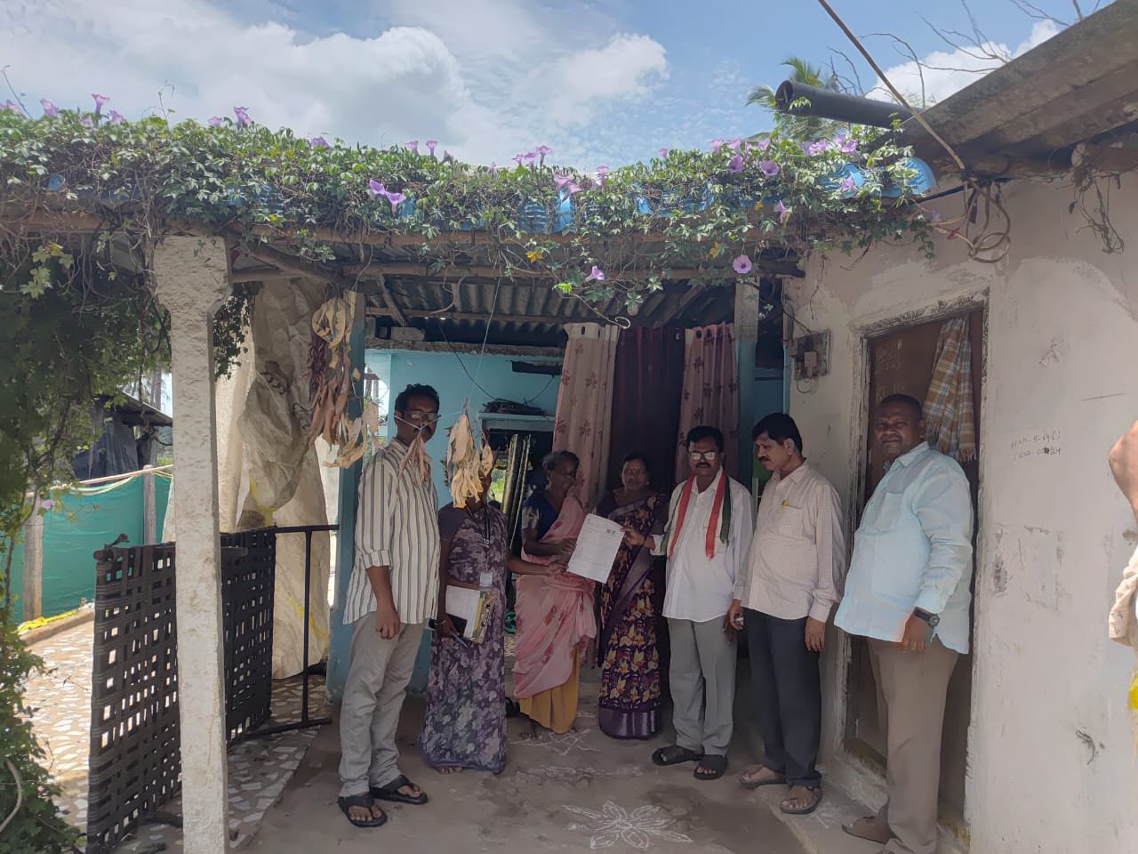 సర్ కార్యక్రమాన్ని పరిశీలించిన నాయకులు