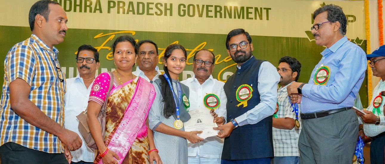 కలెక్టర్ చేతుల మీదుగా షైనింగ్ స్టార్ అవార్డ్స్ ప్రధానం