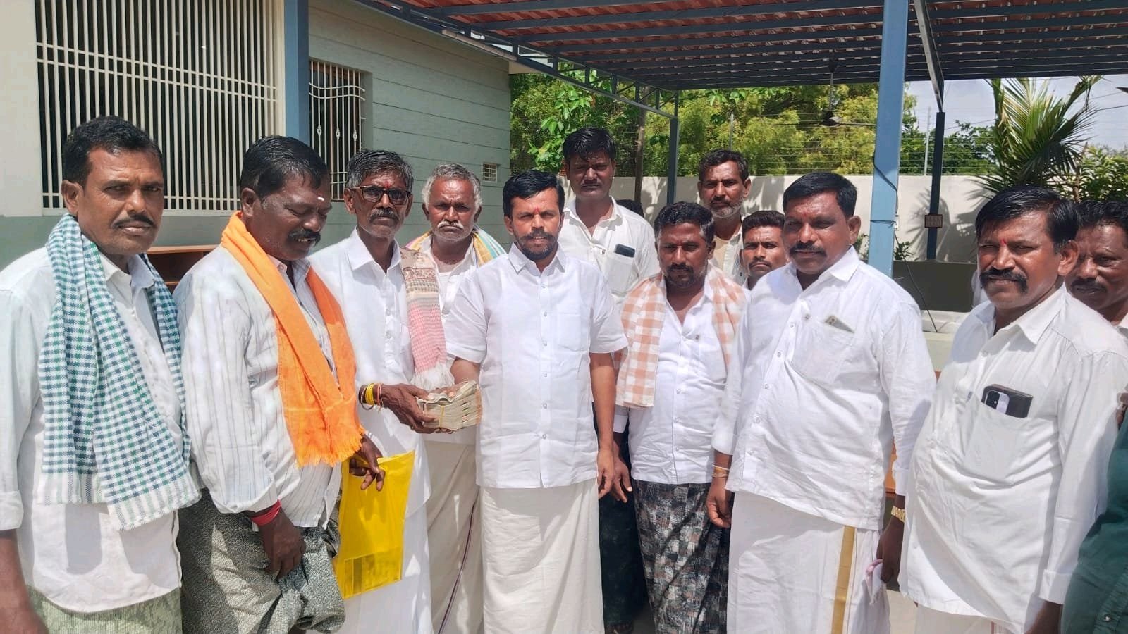 లక్ష్మమ్మ దేవి విగ్రహ ప్రతిష్టకు రూ.1.25 లక్షల విరాళం