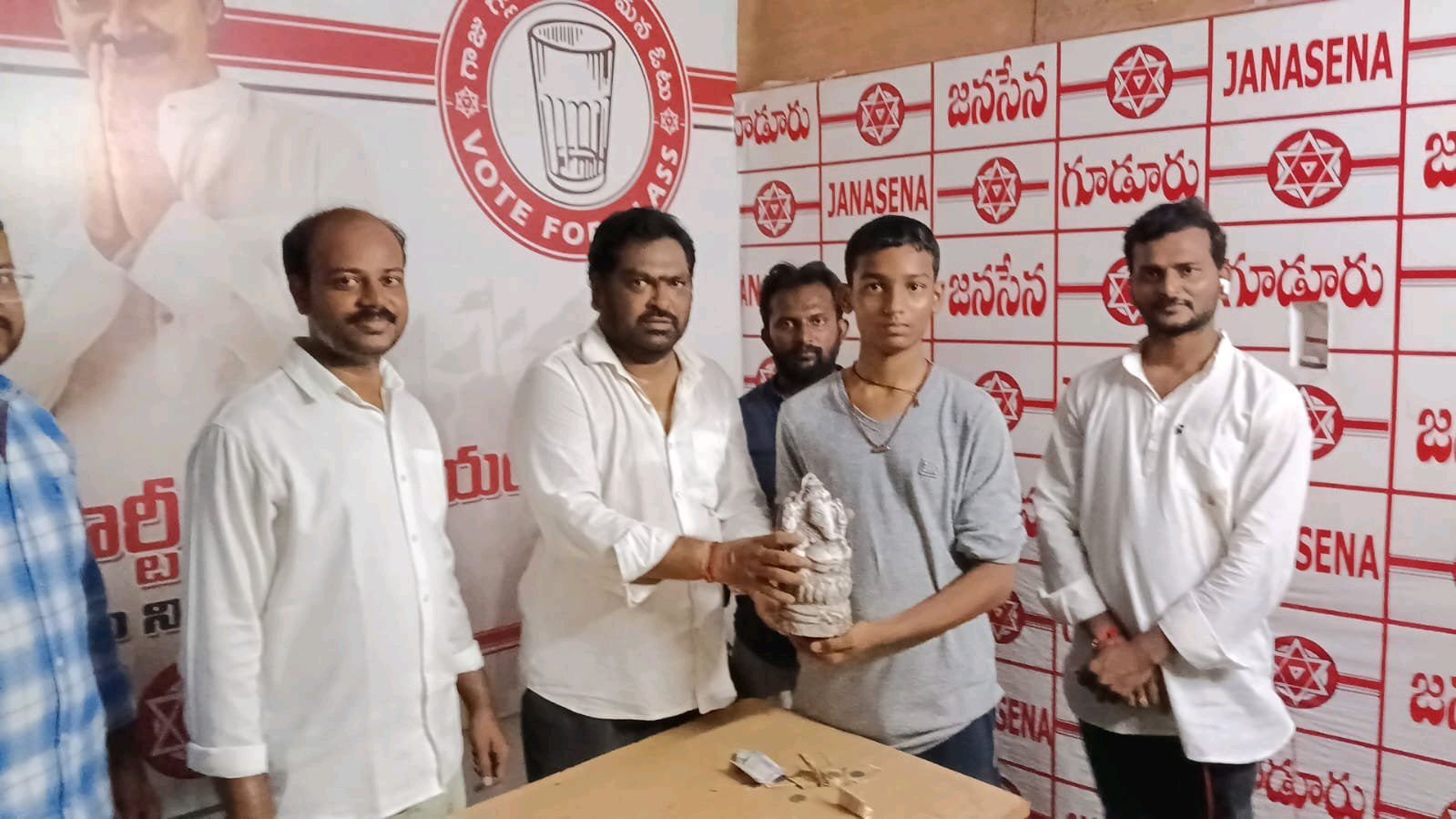 తీగల చంద్రశేఖర్ మట్టివినాయకుని ప్రతిమలు పంపిణీ