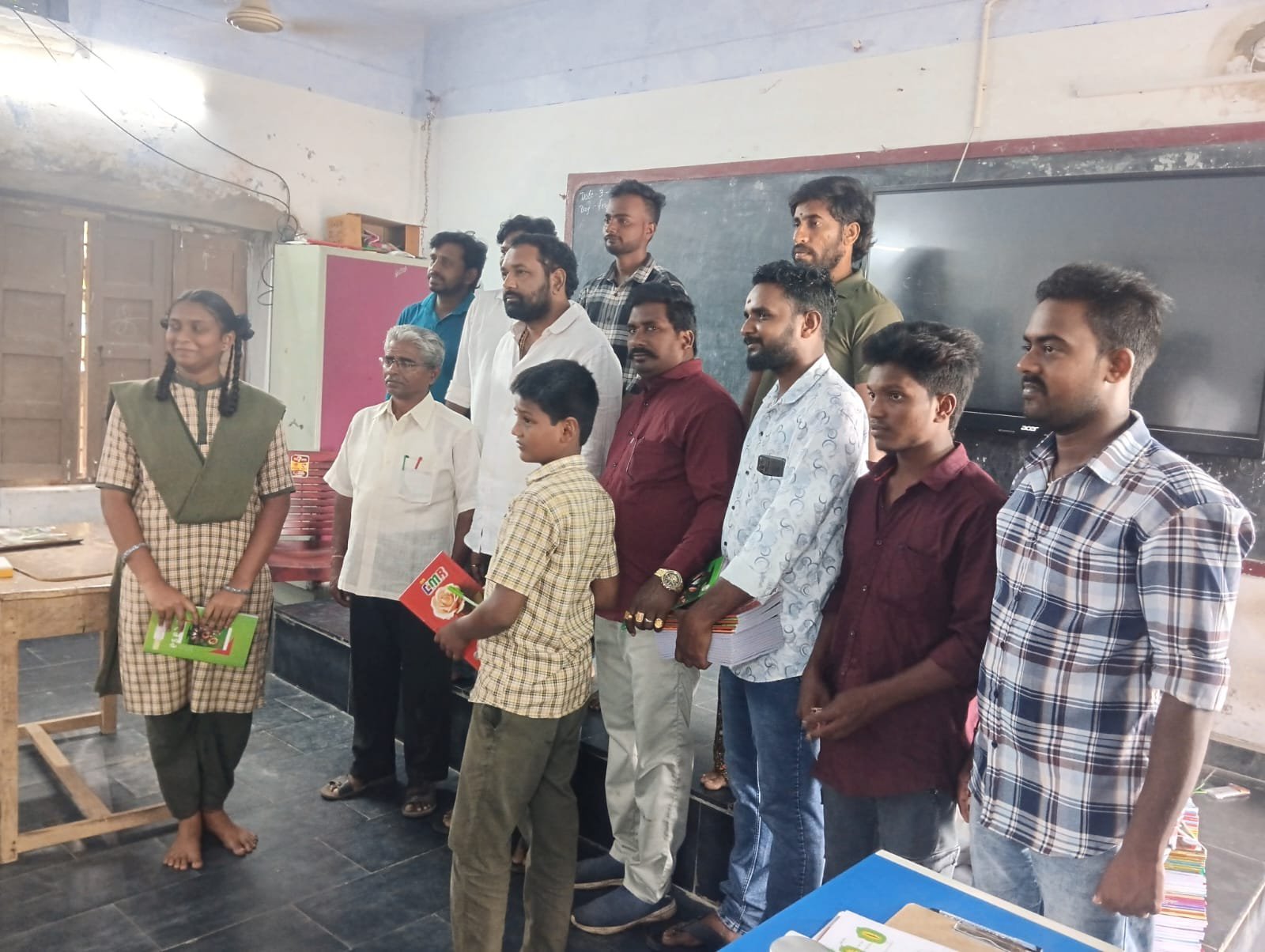 అల్లూరు విద్యార్థులకు పుస్తకాలు పంపిణి చేసిన JSP AN babu