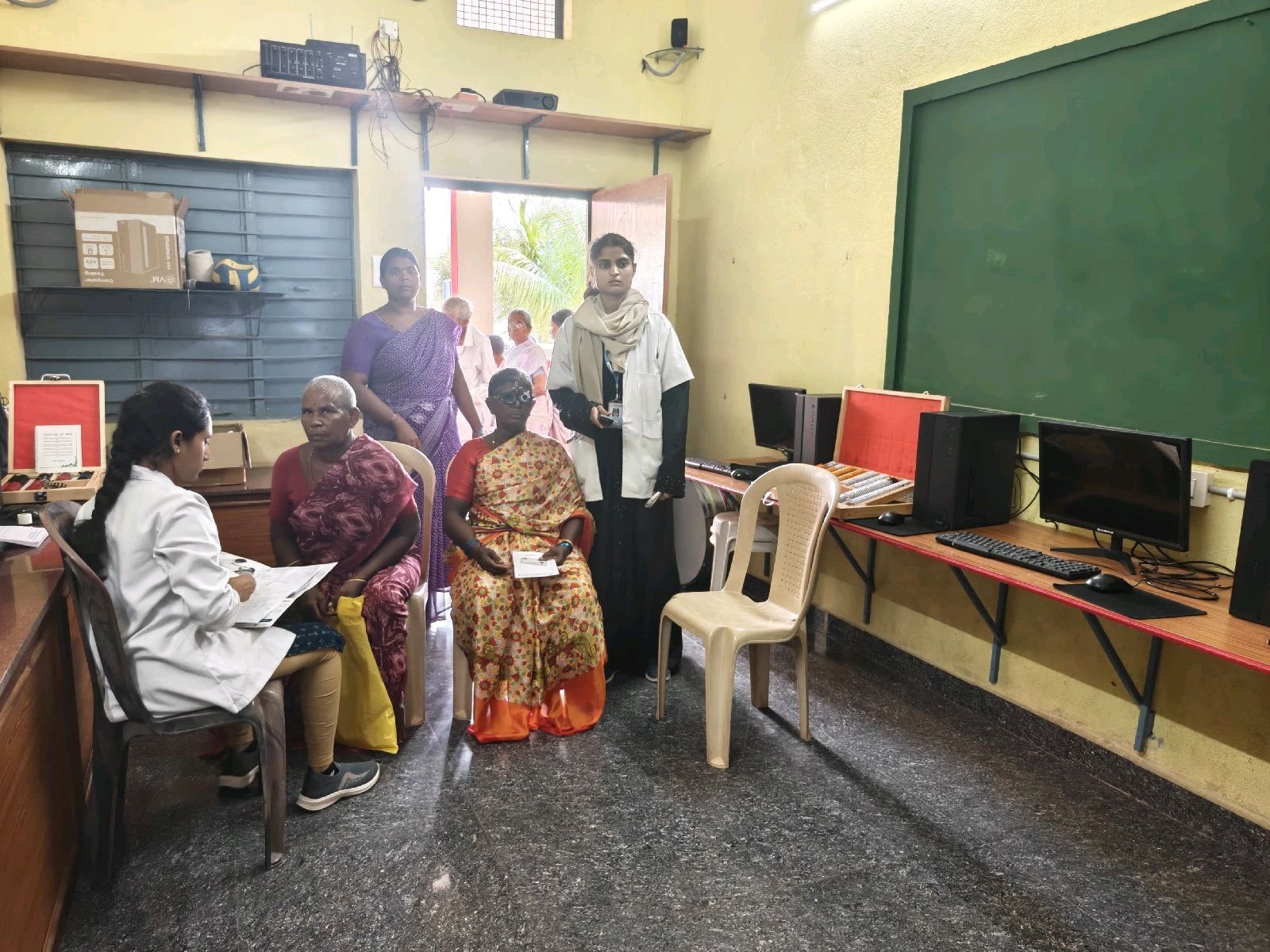 కొండాపురంలో ఉచిత కంటి వైద్య శిబిరం
