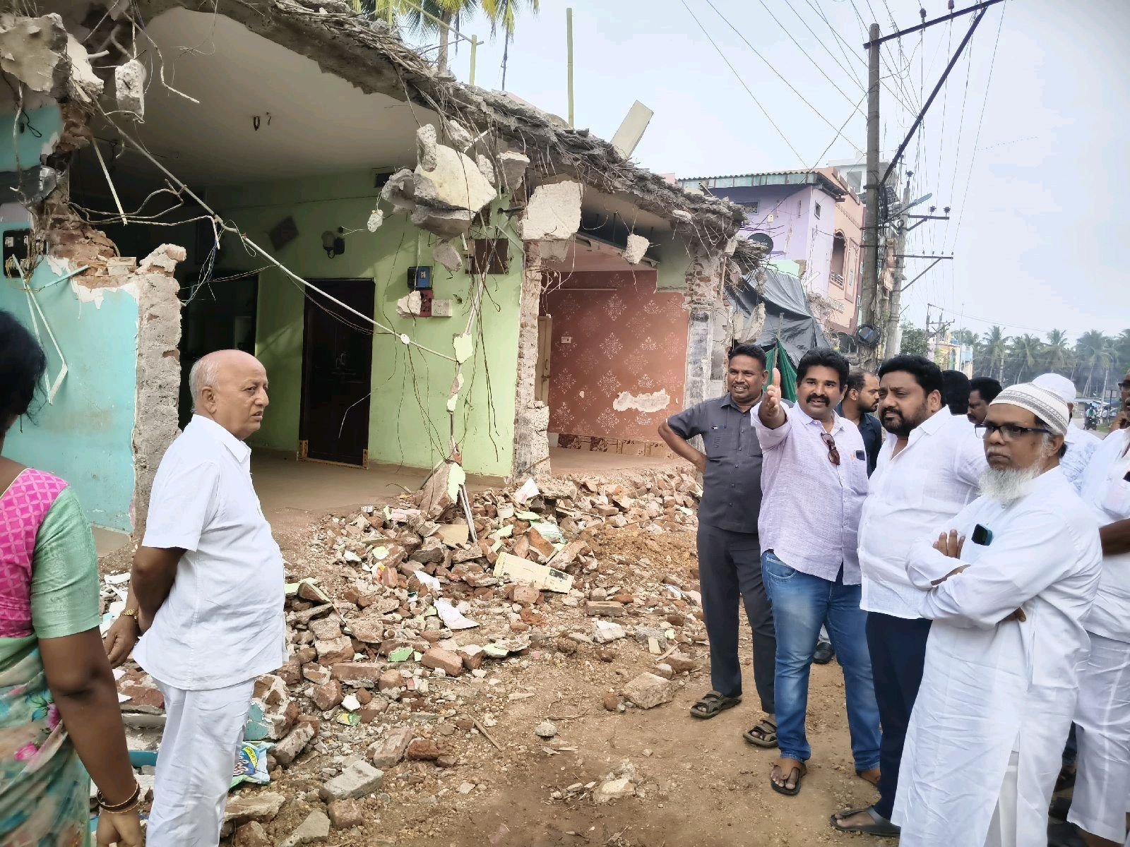 సర్పంచ్ లావణ్య కుటుంబానికి అండగా వైఎస్ఆర్ సీపీ నేతలు..!
