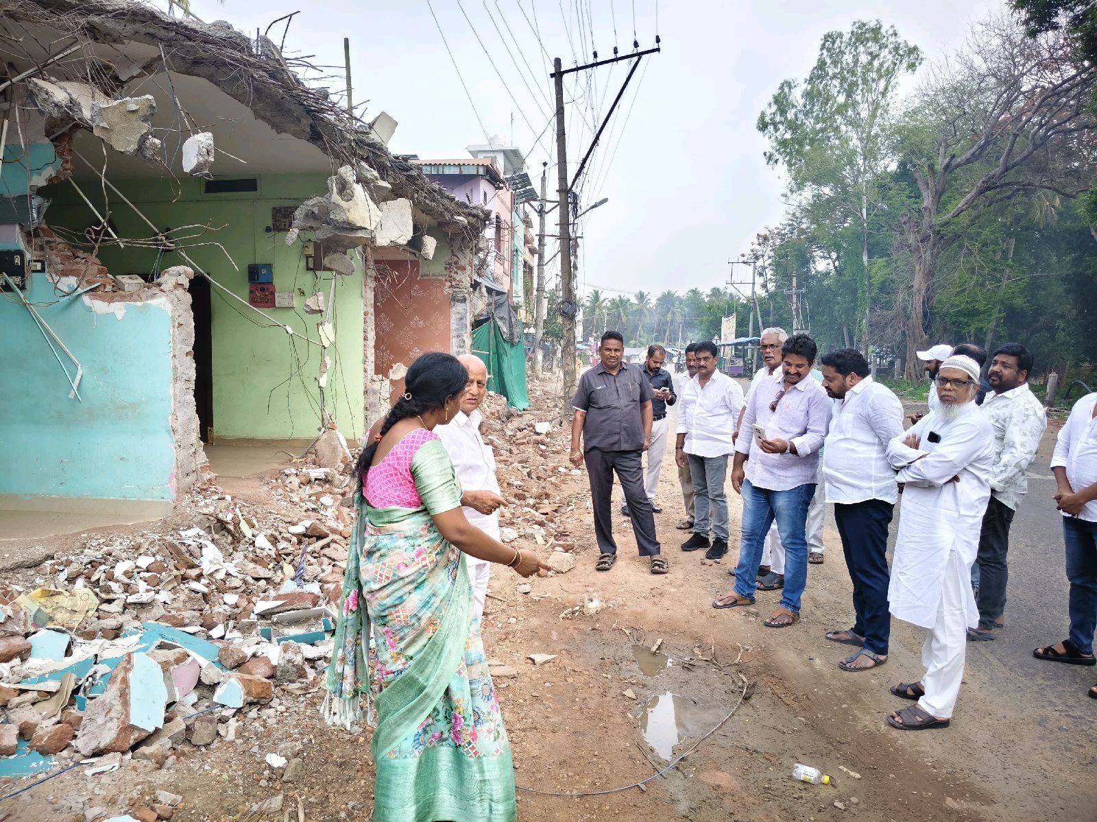 సర్పంచ్ లావణ్య కుటుంబానికి అండగా వైఎస్ఆర్ సీపీ నేతలు..!