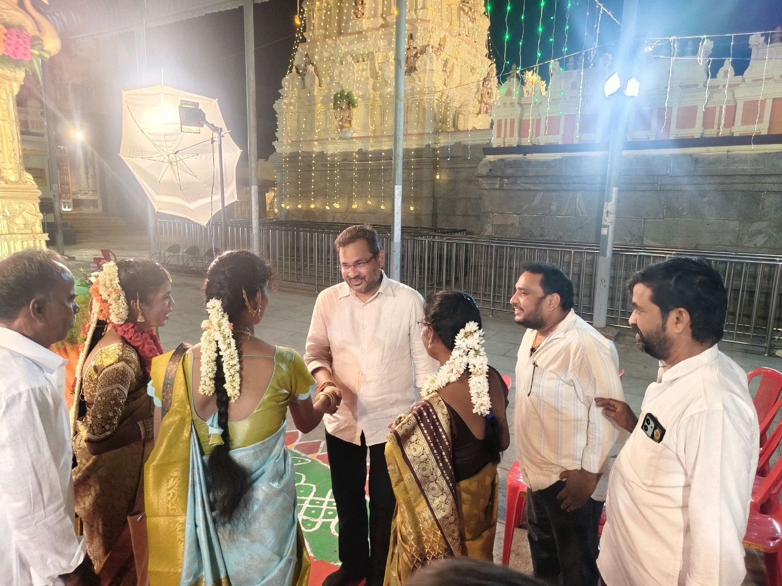 పాటుకూరి వారి నూతన వధూవరులను ఆశీర్వదించిన  ప్రసాద్ బాబు