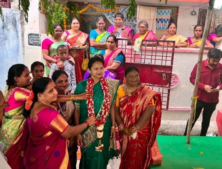 వంగవీటి ఆశకిరణ్  అమ్మవారికి భక్తిశ్రద్ధలతో సారి సమర్పణ