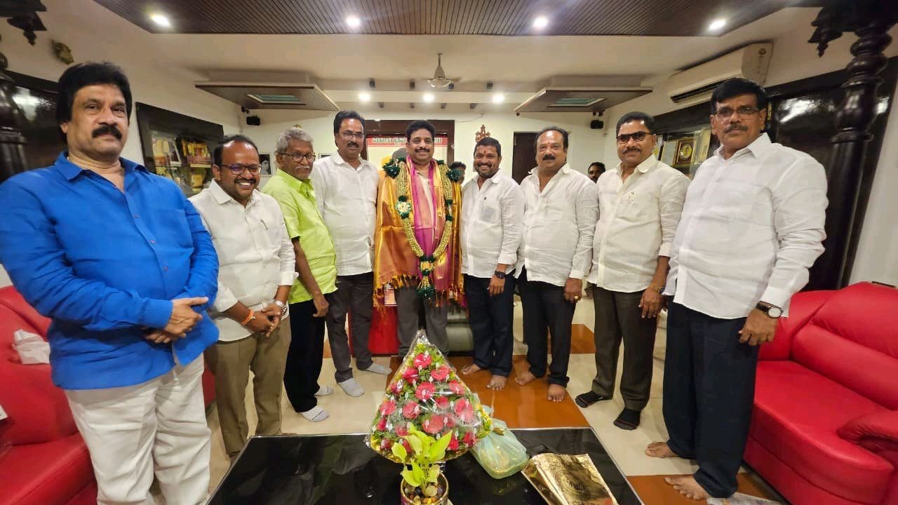 విజయవాడ పశ్చిమ ఇంచార్జీ వెంకన్న ను కలిసిన కార్పొరేటర్లు.