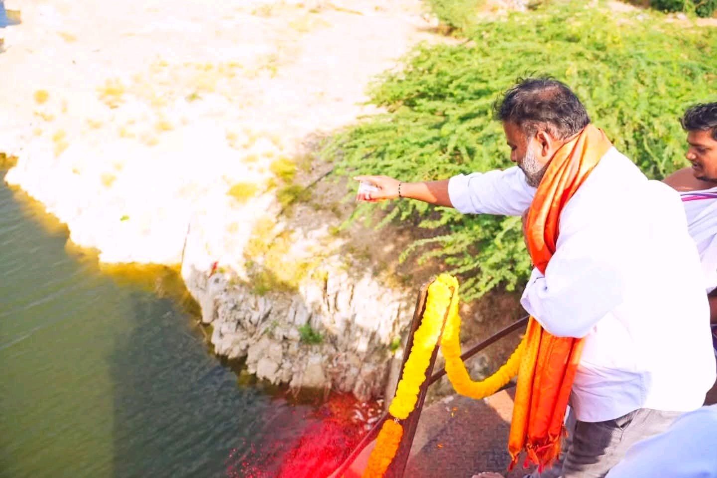 వెలిగల్లు కాలువకు నీరువదిలిన మంత్రి మండిపల్లి