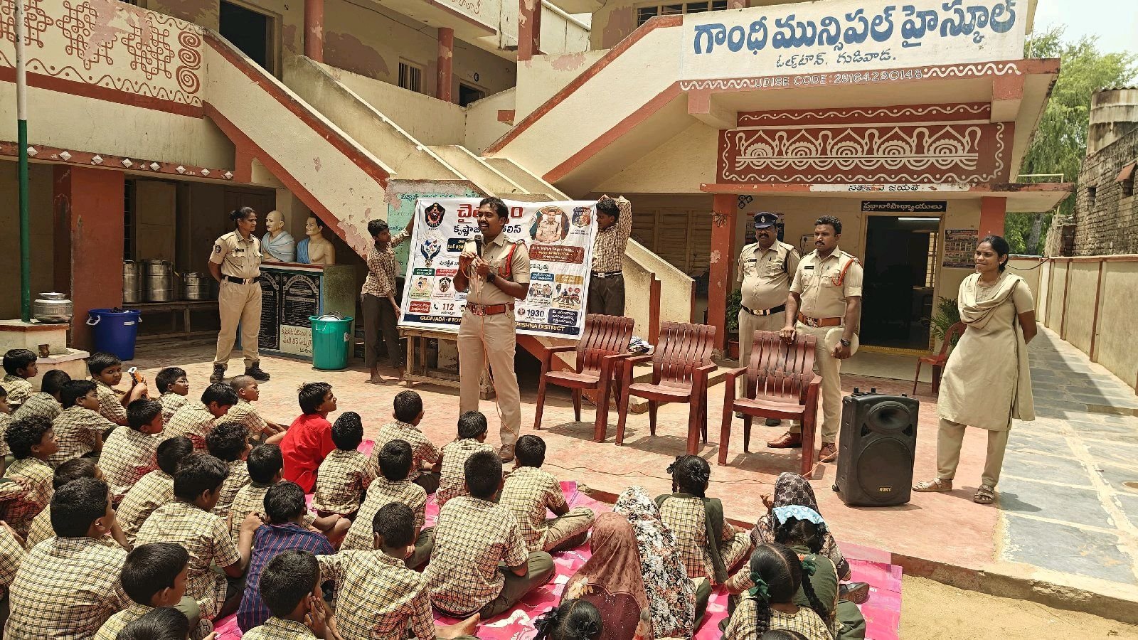 గాంధీ హైస్కూల్‌లో విద్యార్థులకు పోలీసుల అవగాహన