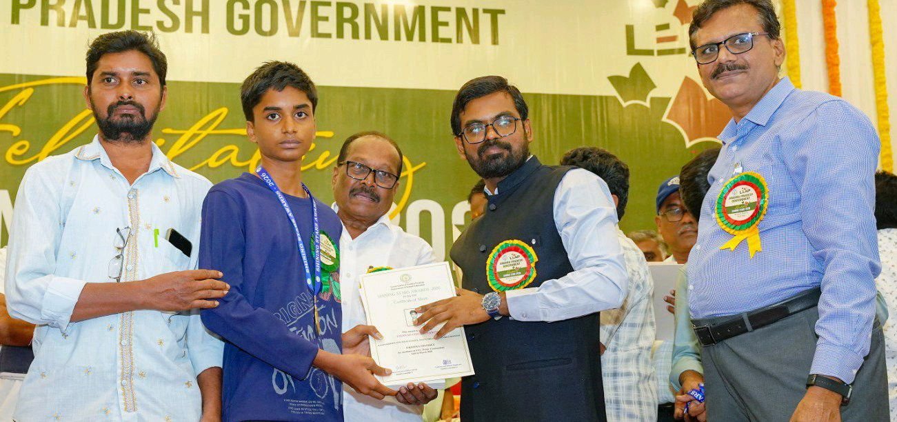 కలెక్టర్ చేతుల మీదుగా షైనింగ్ స్టార్ అవార్డ్స్ ప్రధానం