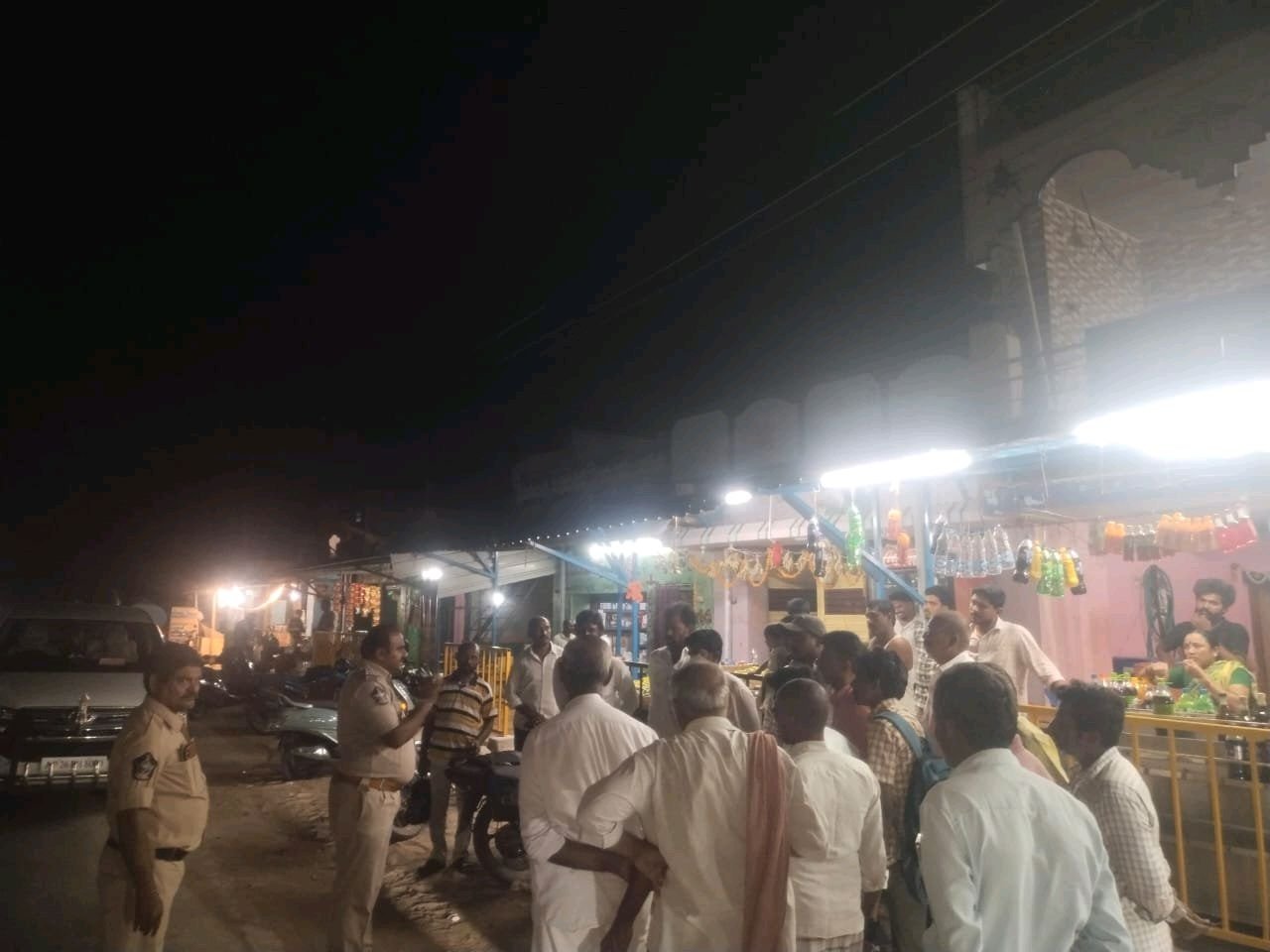 నాగులగుట్టపల్లి  గ్రామస్తులతో సమావేశమైన చక్రాయపేట SI