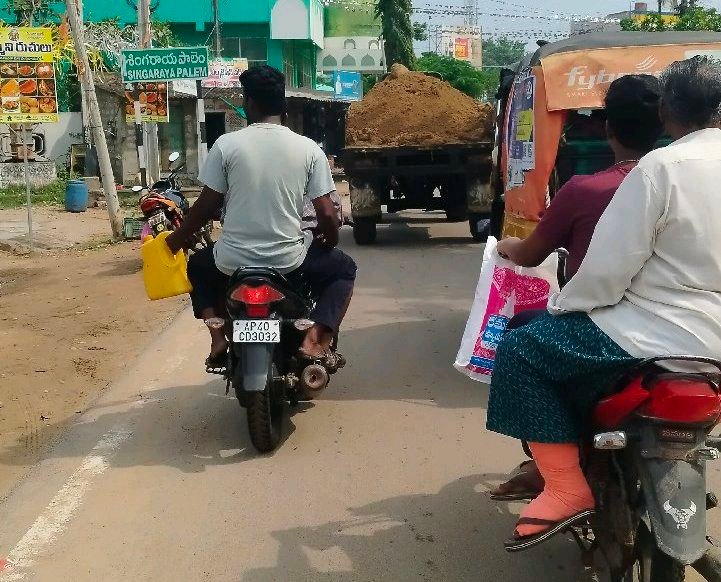 బంటుమిల్లిలో అనధికార మట్టి తొలకాల వల్ల ట్రాఫిక్ సమస్య