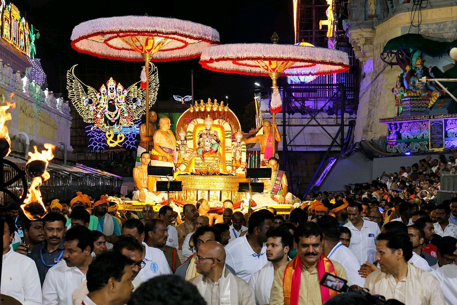 పెద్దశేష వాహనంసేవలో విహరించిన శ్రీనివాసుడు