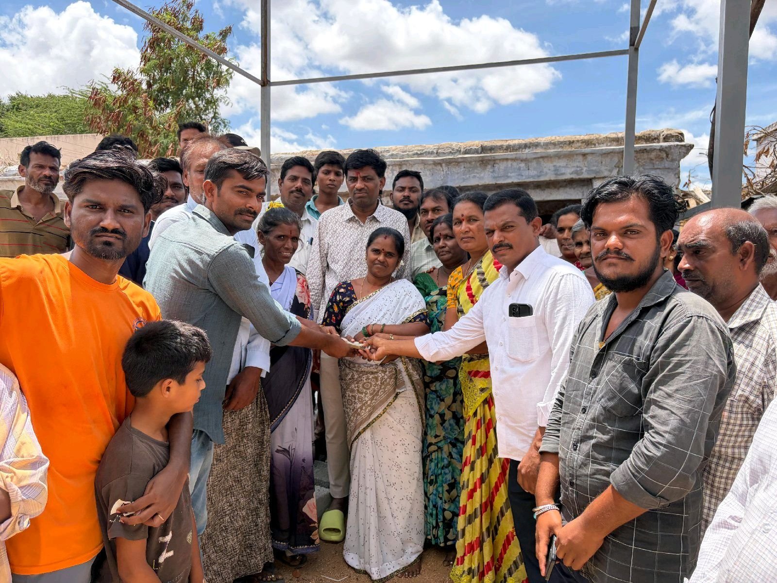ఆలయాల నిర్మాణానికి రూ.2.50 లక్షల విరాళం