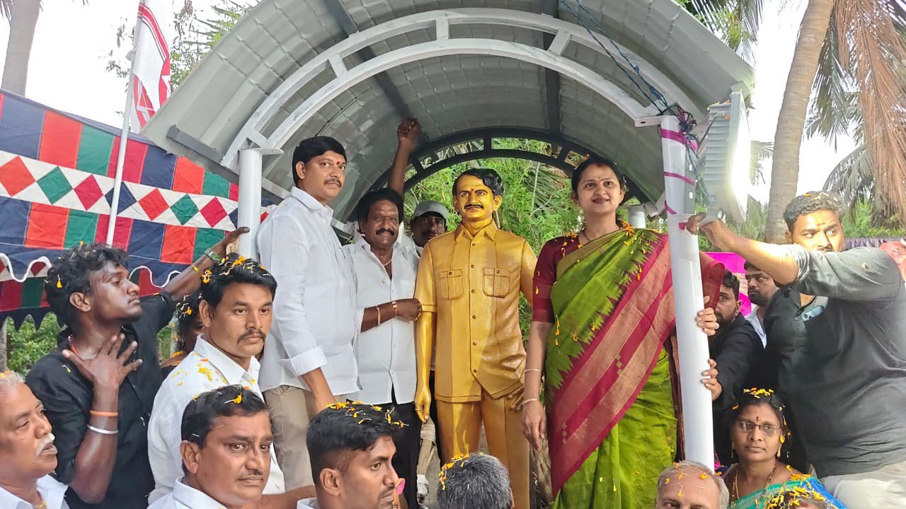 అత్యంత వైభవంగా స్వర్గీయ వంగవీటి రంగా విగ్రహం ఆవిష్కరణ...