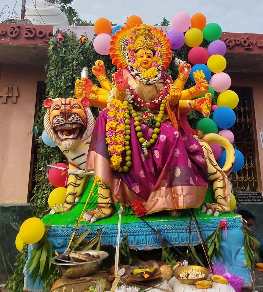 భక్తి, శ్రద్దలతో అమ్మవారికి ఆషాడం సారె పెట్టిన భక్తులు..