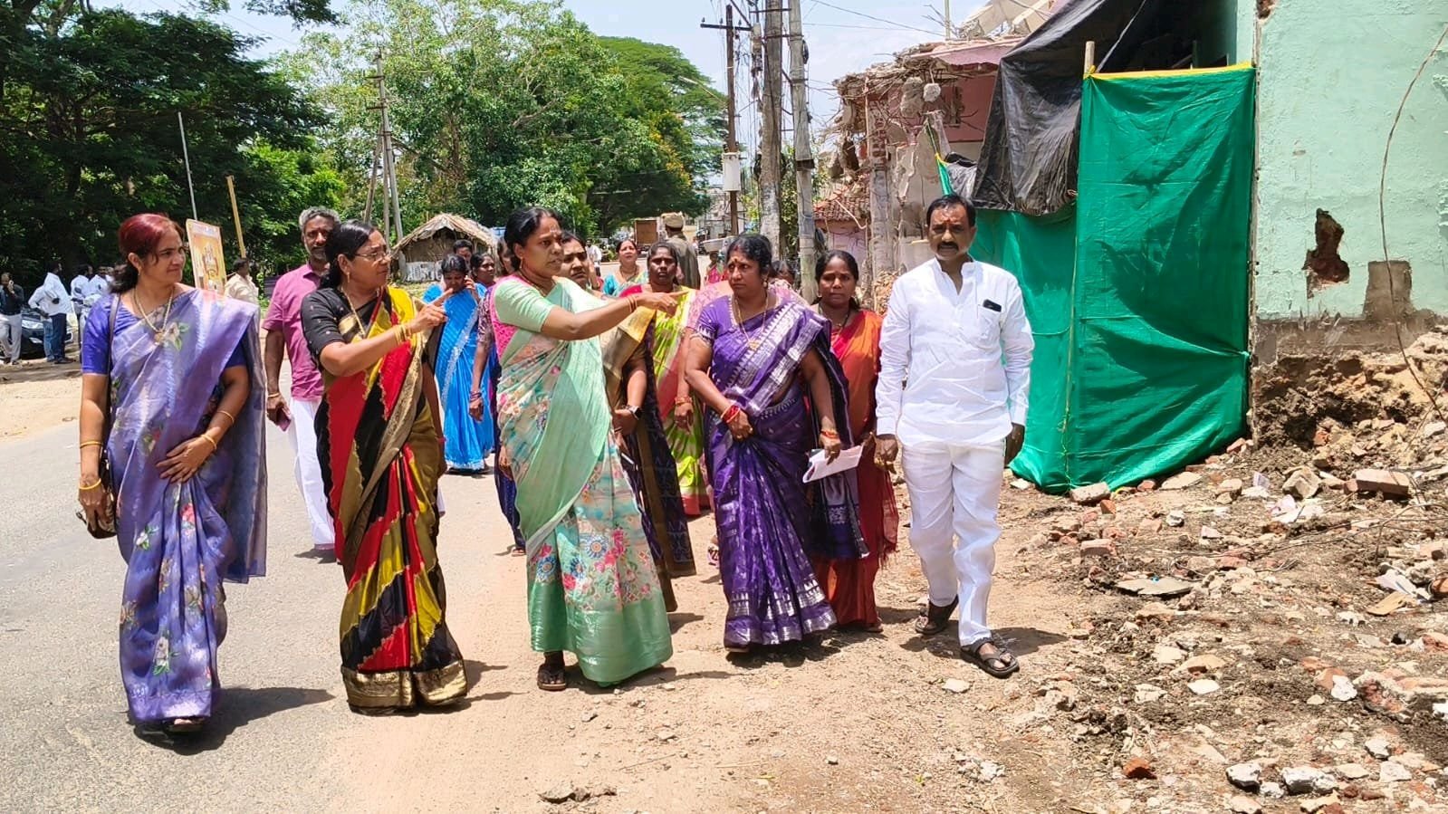 సర్పంచ్ లావణ్య కుటుంబానికి అండగా మహిళా నేతలు..!