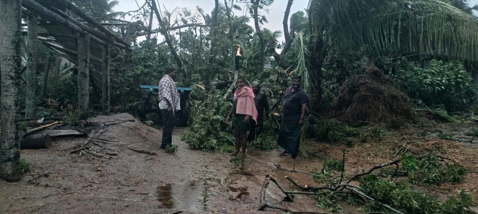 తుపాన్ సహాయక సేవలో AMC డైరెక్టర్ వక్కలగడ్డ కరుణా కుమార్