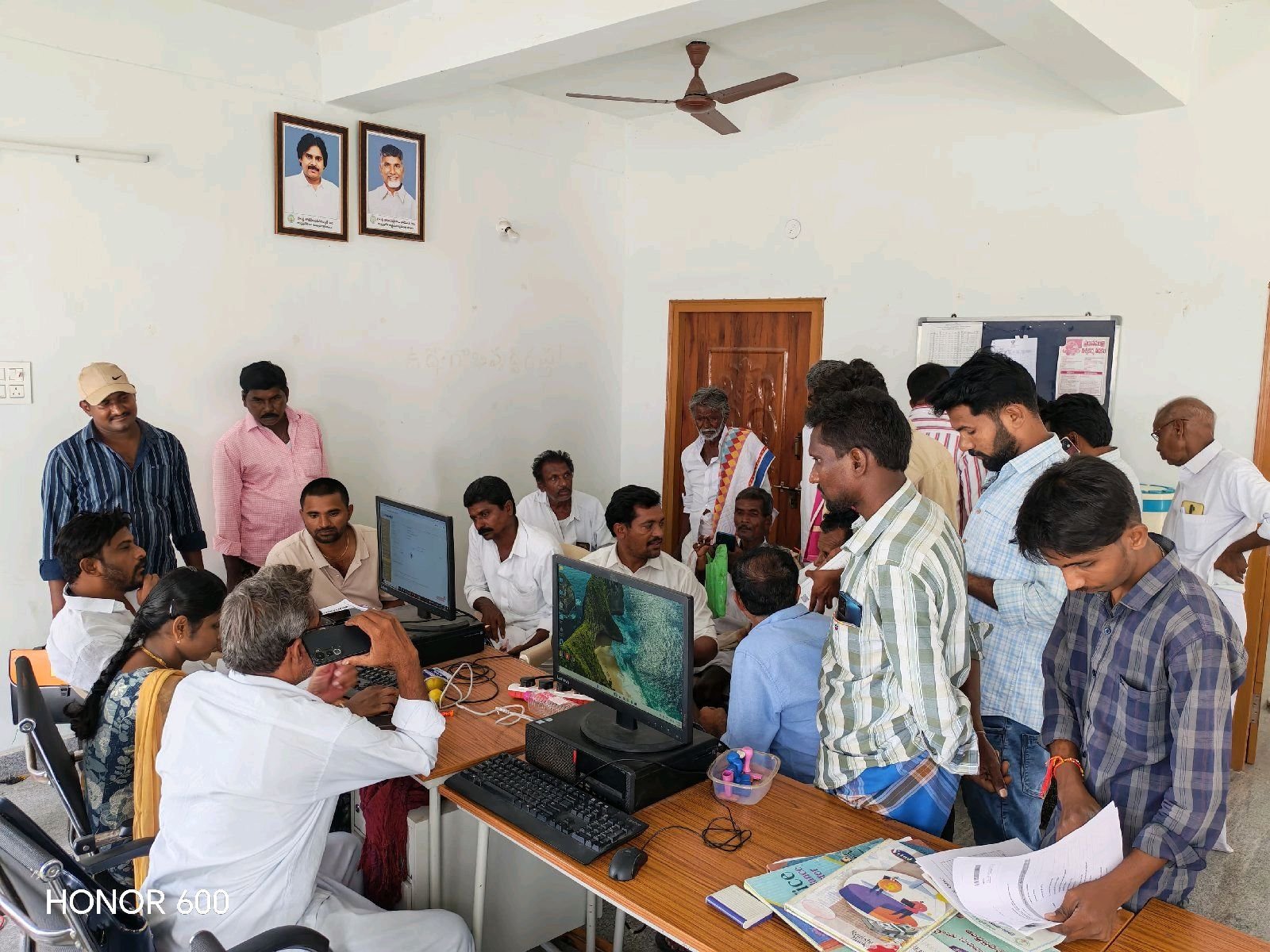 అర్హత ఉన్న అందరికీ పింఛను  అందాలని సానే రాహుల్ TDP నాయకులు