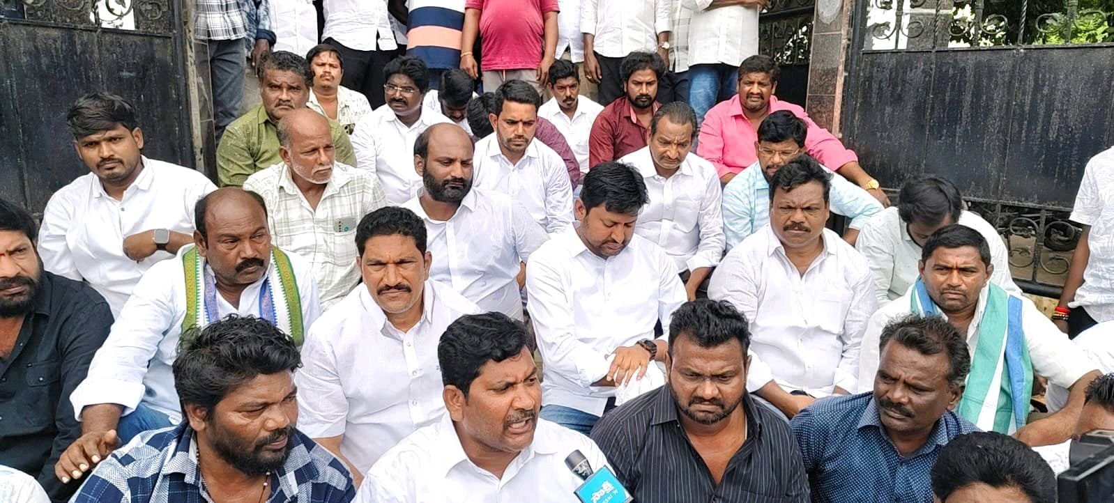 కొఠారి అబ్బయ్యచౌదరి ని అడ్డుకున్న పోలీసులు