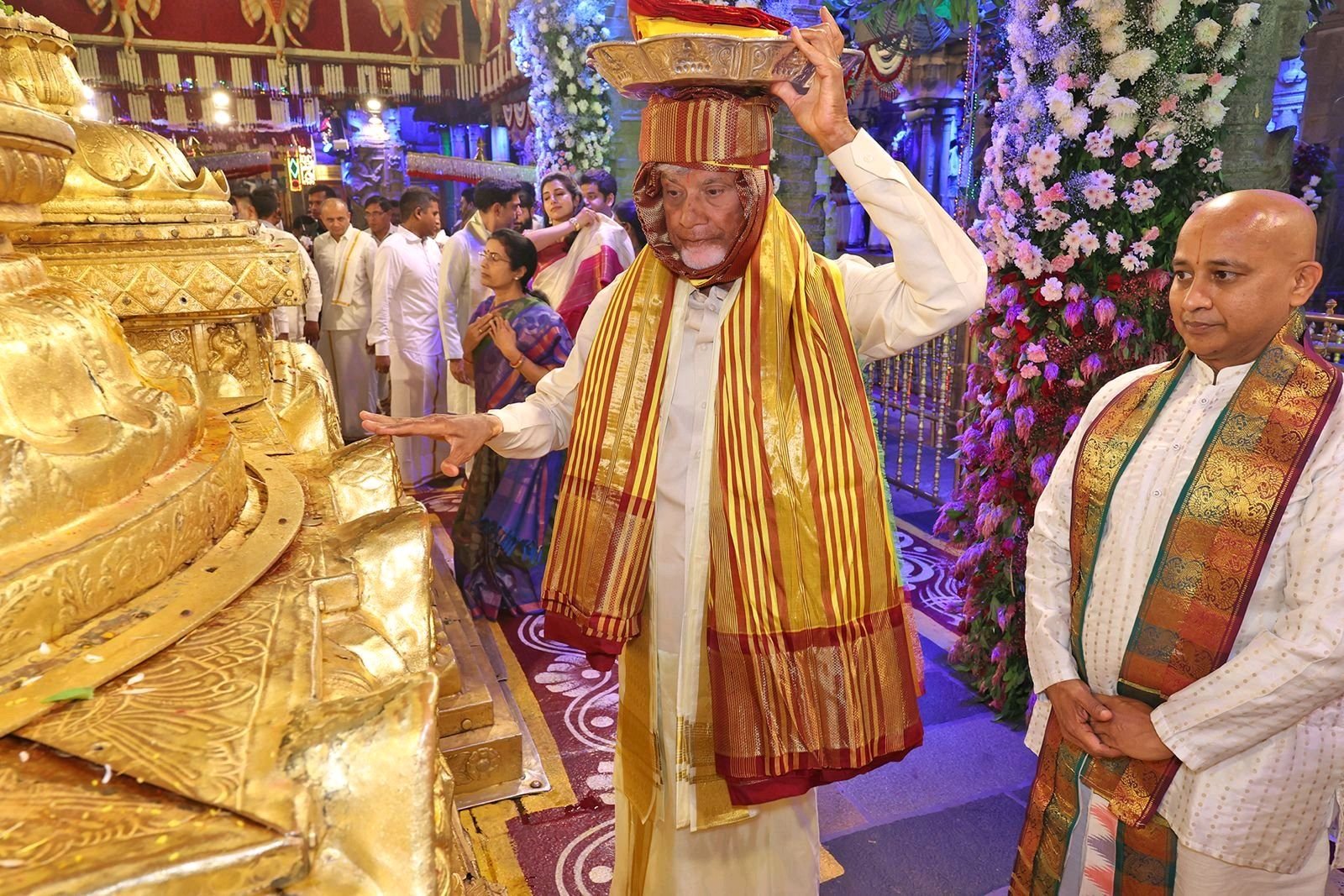 శ్రీవారికి పట్టువస్త్రాలు చంద్రబాబు నాయుడు