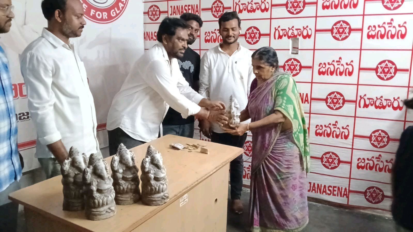 తీగల చంద్రశేఖర్ మట్టివినాయకుని ప్రతిమలు పంపిణీ
