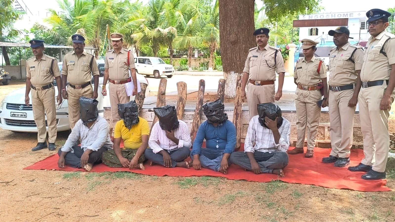 ఎర్రచందనం రవాణా .. పట్టుకున్న పోలీసులు