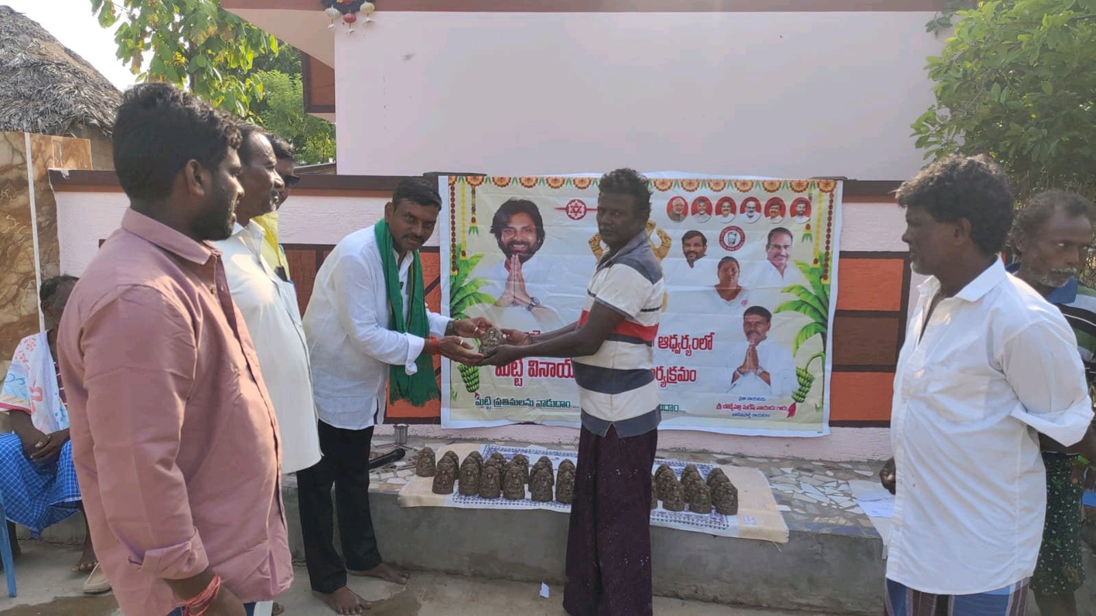 *తిరుమలమ్మపాలెంలో మట్టి వినాయక ప్రతిమల పంపిణీ*