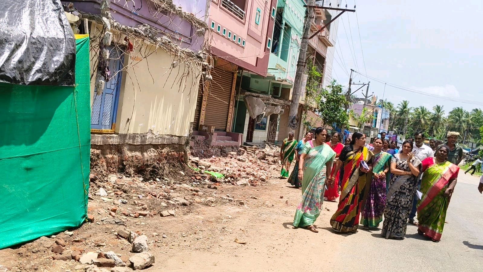 సర్పంచ్ లావణ్య కుటుంబానికి అండగా మహిళా నేతలు..!