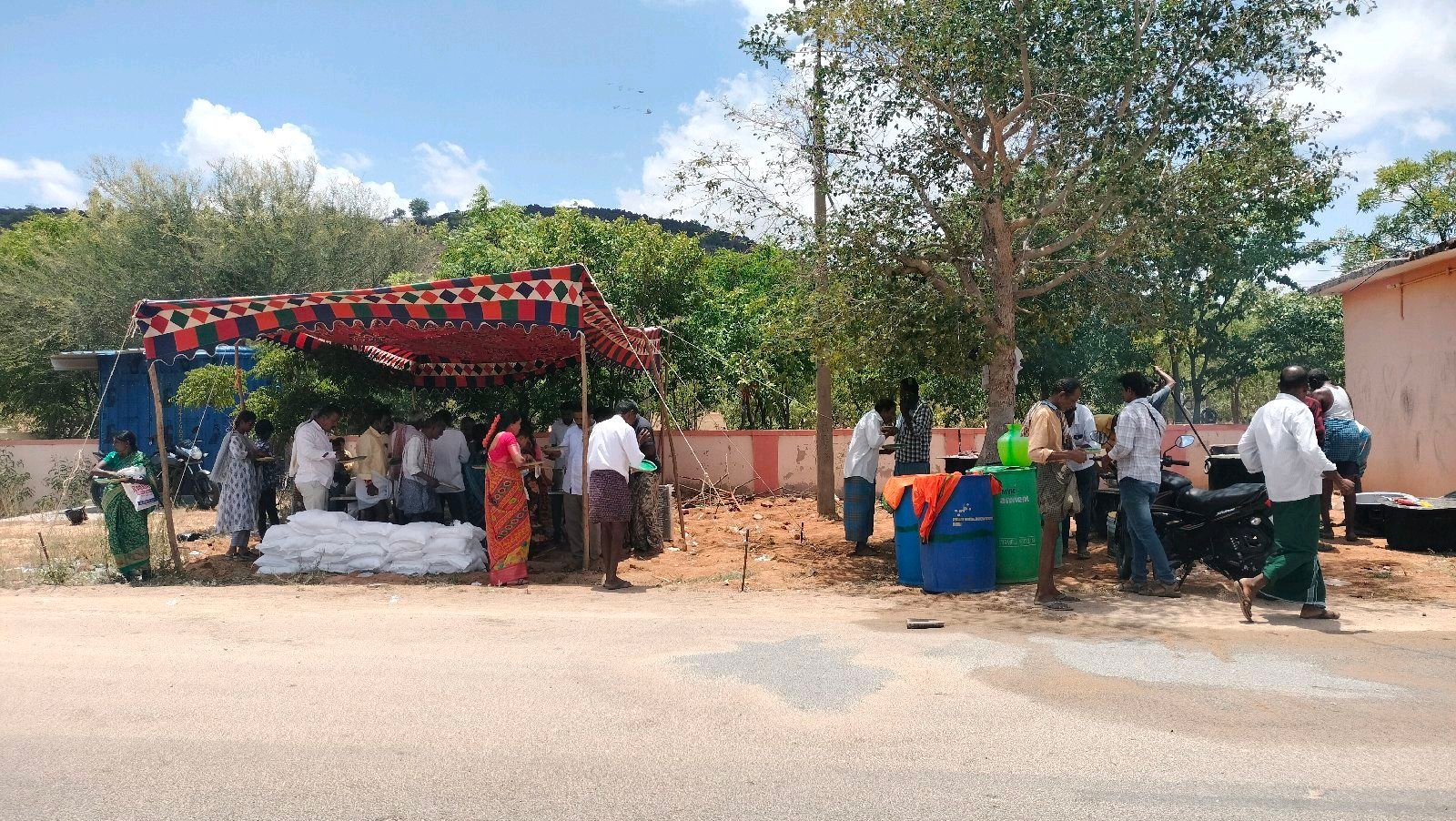 🕉️ శ్రీ ఆంజనేయ దేవస్థానంలో అన్నదాన కార్యక్రమం