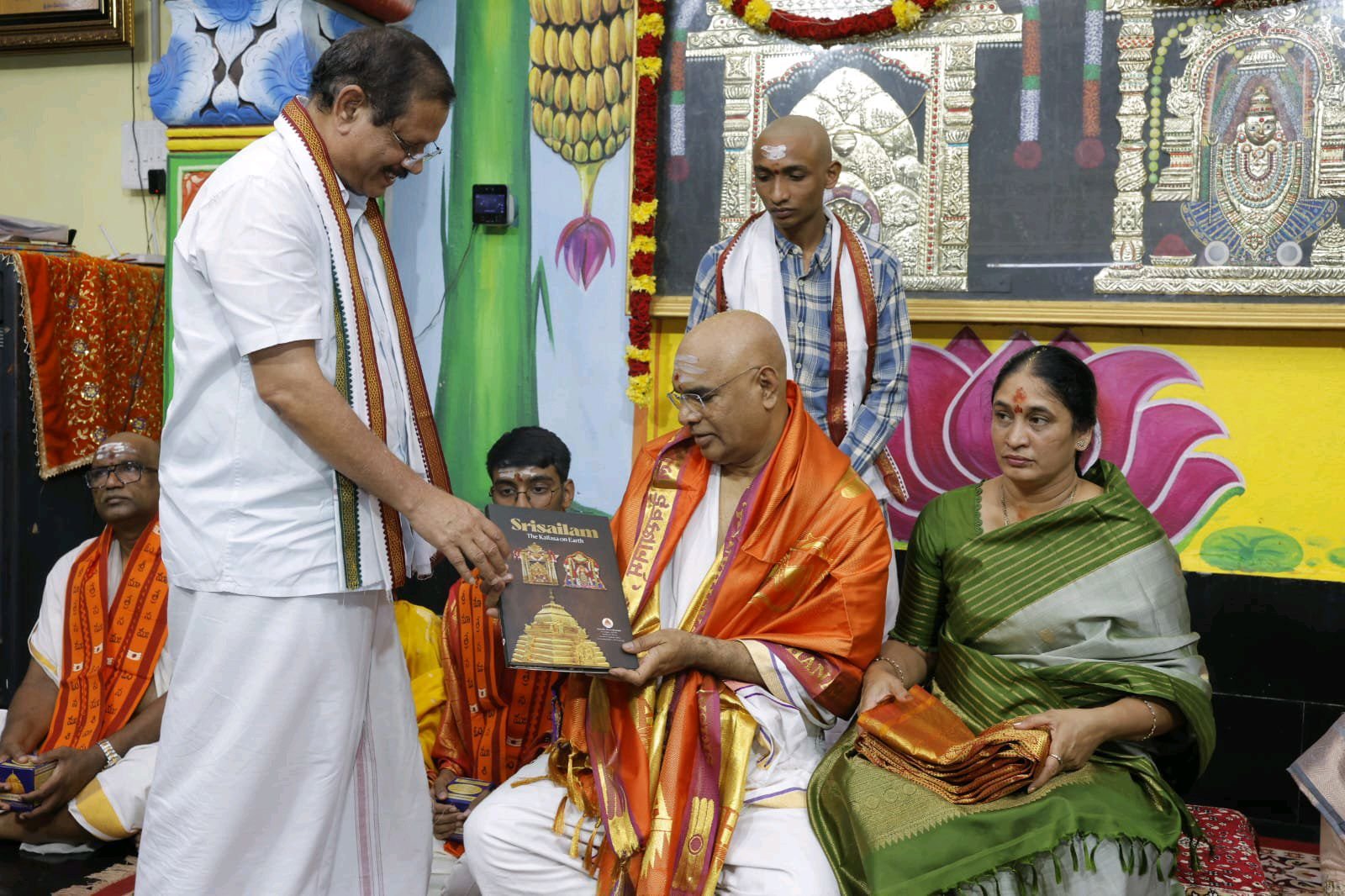 శ్రీశై మల్లన్న దర్శించుకున్న తెలంగాణ హైకోర్టు జస్టిస్