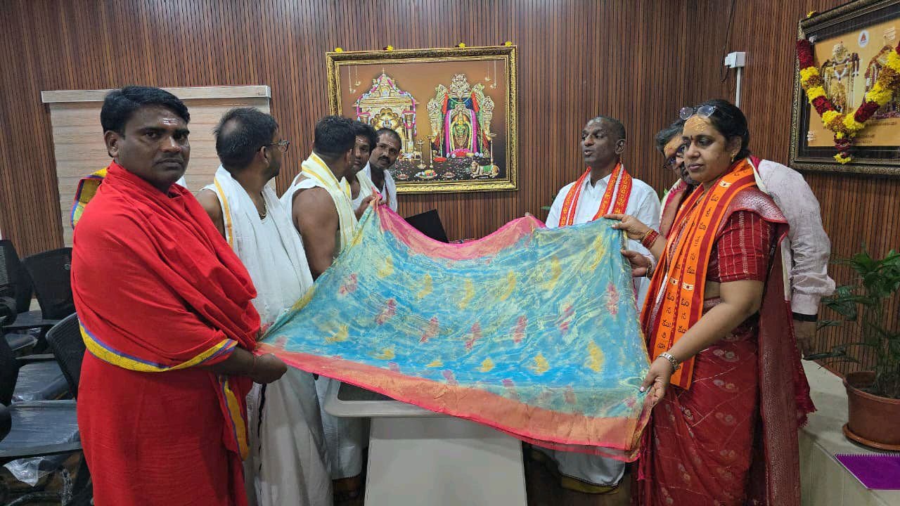 అమ్మవారికి పట్టుచీర సమర్పణ