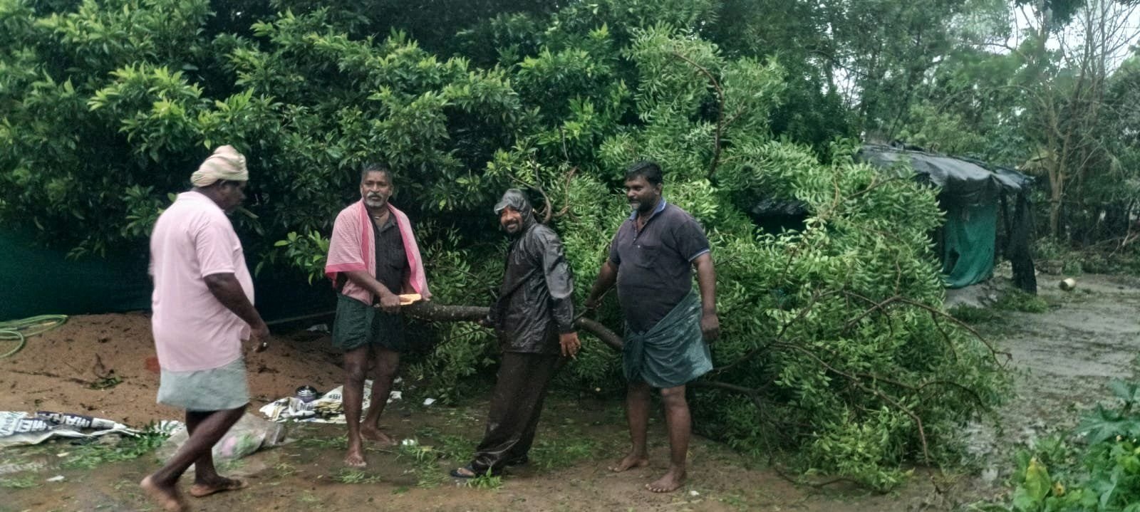 తుపాన్ సహాయక సేవలో AMC డైరెక్టర్ వక్కలగడ్డ కరుణా కుమార్