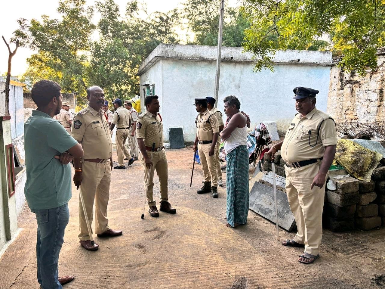కొండాపురం మండలం ఏటూరు పోలీసులు సోదాలు