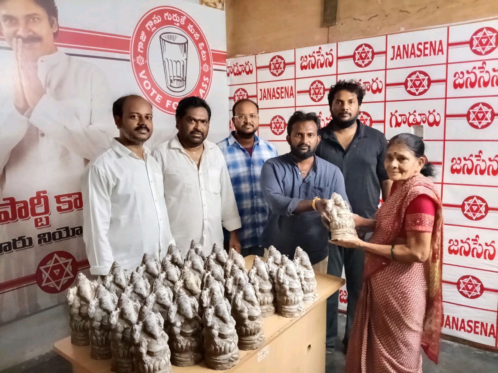 తీగల చంద్రశేఖర్ మట్టివినాయకుని ప్రతిమలు పంపిణీ