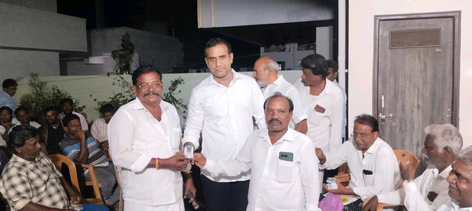ధరణికోట లో వైసీపీ గుర్తింపు కార్డుల పంపిణీ