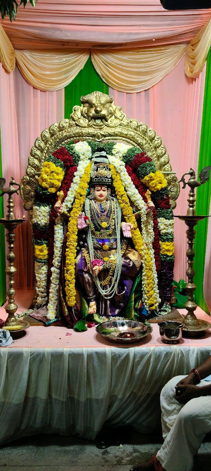 చౌడేశ్వరి అమ్మవారికి బోణాలు సమర్పిస్తున్న మహిళలు