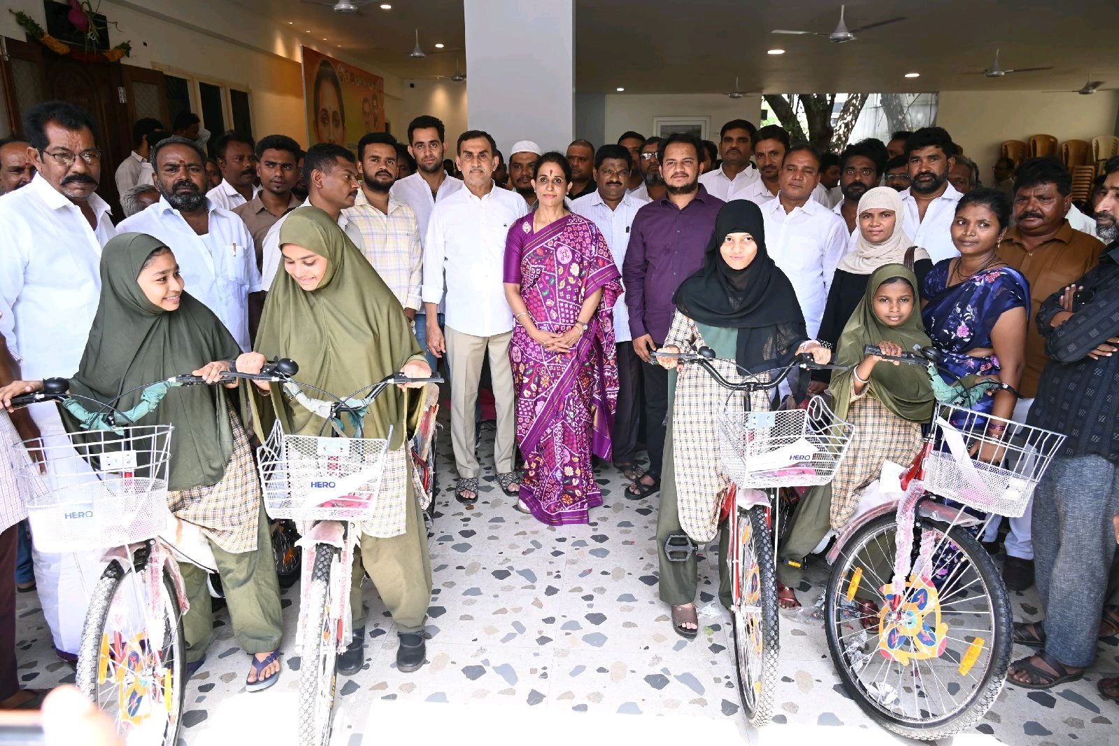 కడప ఎమ్మెల్యే మాధవి జన్మదిన సందర్భంగా విద్యార్థులకు