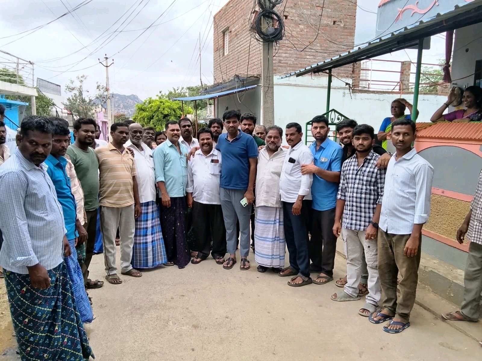 తేనేటి విందులో పాల్గొన్న డీకే బాబు