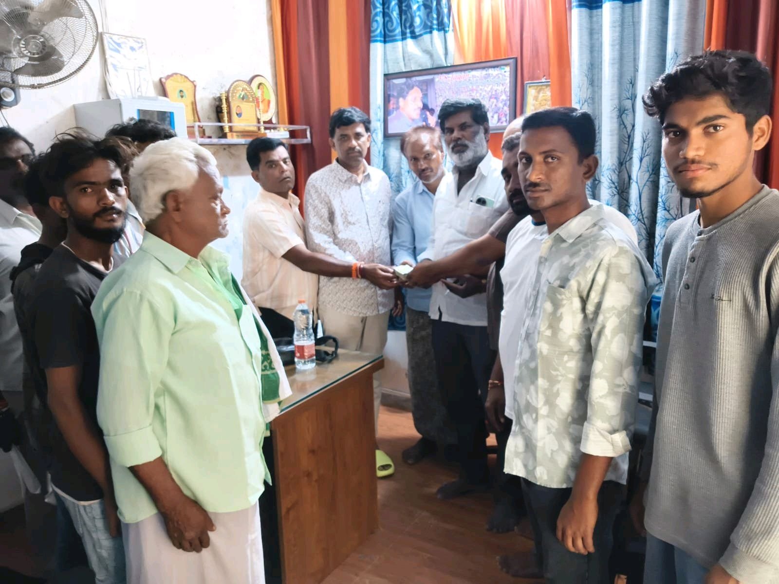 ఆలయాల నిర్మాణానికి రూ.2.50 లక్షల విరాళం