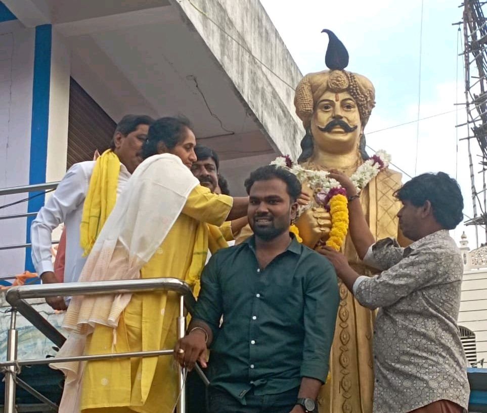 శ్రీకృష్ణదేవరాయల విగ్రహానికి పూలమాల వేసి TDP నాయకులు