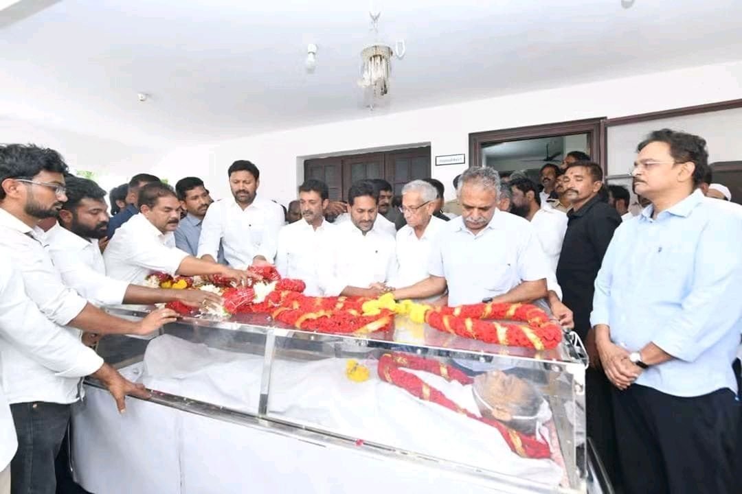 వైఎస్. ఆనందరెడ్డి అంత్యక్రియల్లో పాల్గొన్న వైఎస్. జగన్