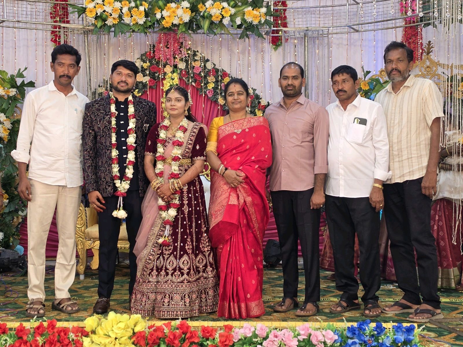 నూతన వధూవరులును ఆశీర్వదించిన మారెడ్డిలతరెడ్డి