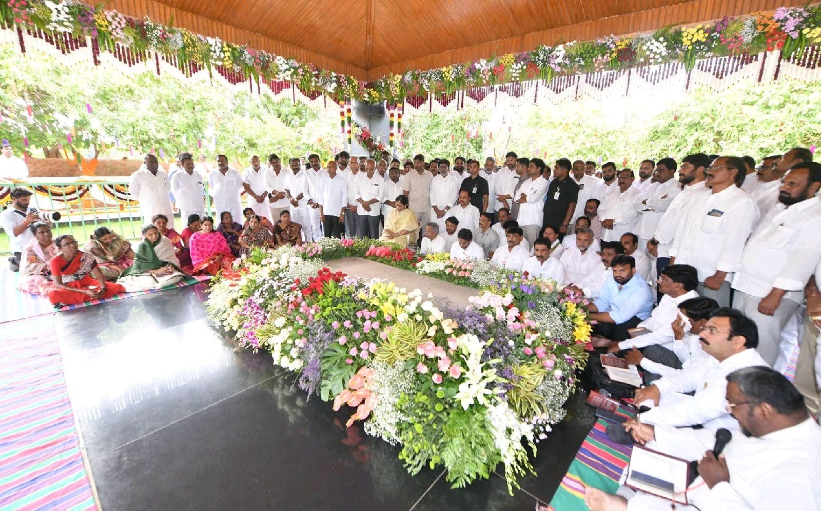 ఇడుపులపాయ లో వైయస్సార్ కి నివాళులర్పించిన వైయస్ జగన్