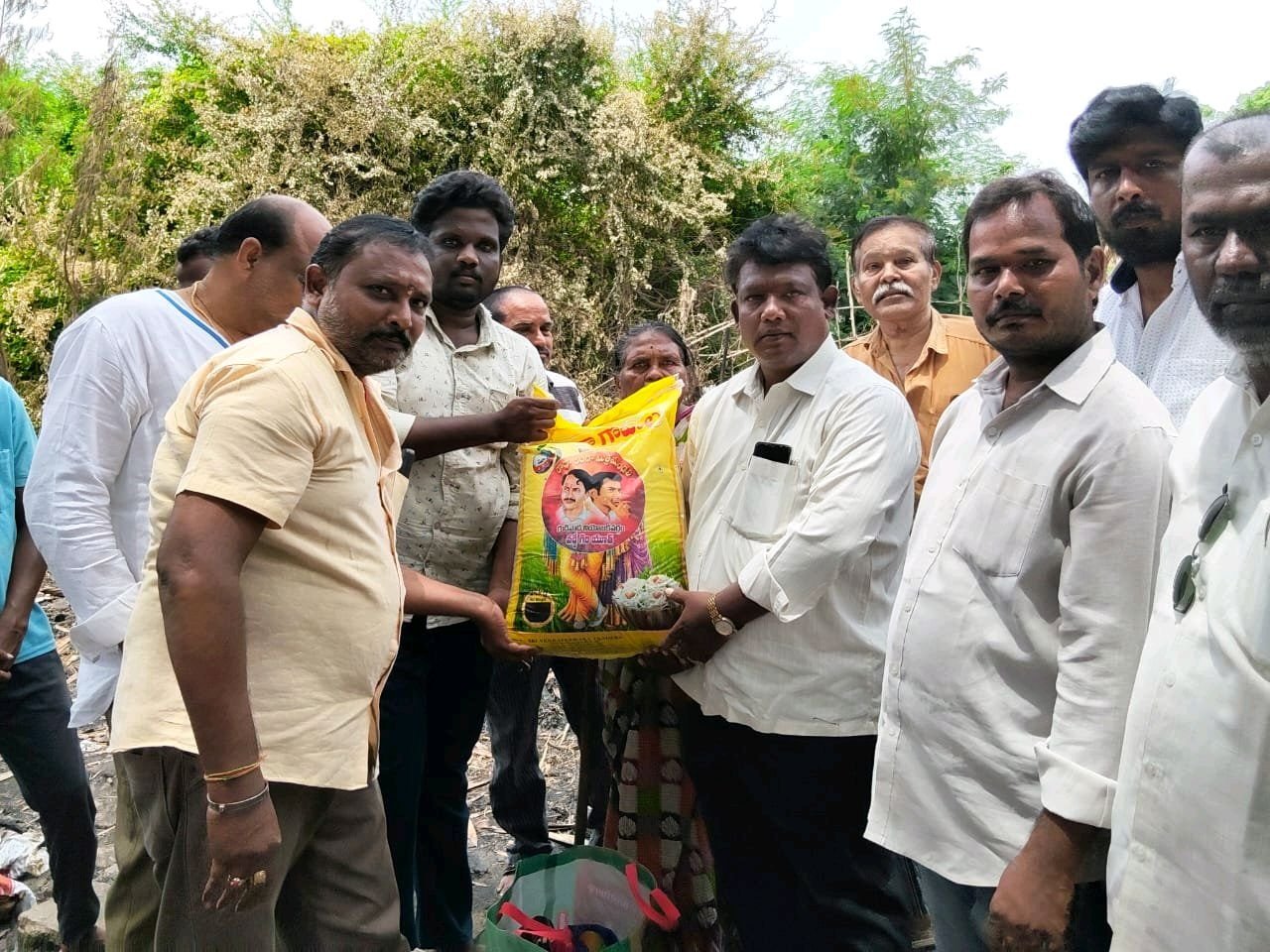 అగ్ని ప్రమాద బాధిత కుటుంబానికి రాధా రంగ మిత్రమండలి చేయూత